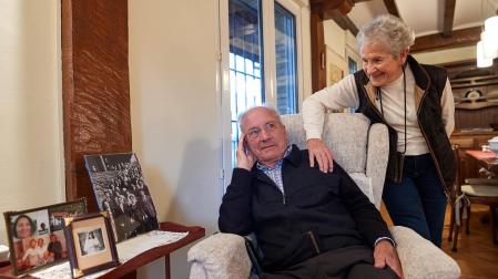 Celia Eseverri Narvaiz y su marido Santos Echecolonea Indacochea, afectado de Alzheimer, en su casa