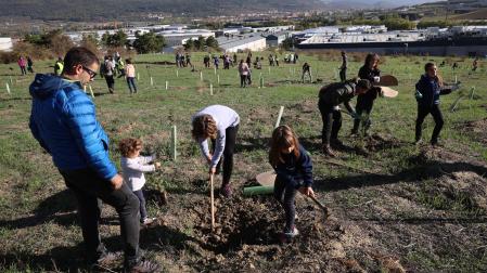 Raquel Berro y su familia plantan uno de los árboles