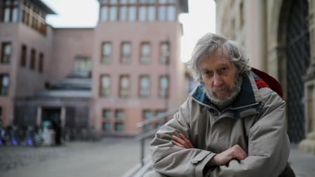 El artista y dibujante Pedro Osés posa en las escaleras de la Escuela de Idiomas, en la plaza Compañía de Pamplona