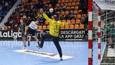 Instante de juego entre Anaitasuna y Cangas