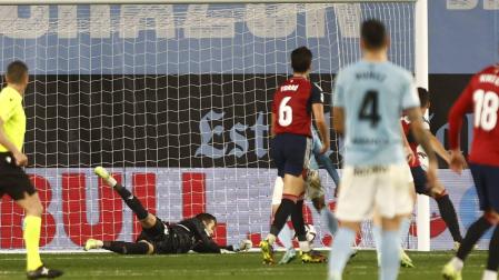 Aitor Fernández durante una acción ante el Celta