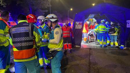 Servicios sanitarios de SUMA 112 atienen a las víctimas de un atropello en Torrejón en el que han muerto cuatro personas