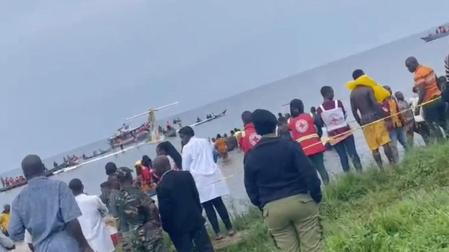 Labores de rescate de los pasajeros del avión tanzano estrellado en el lago Victoria