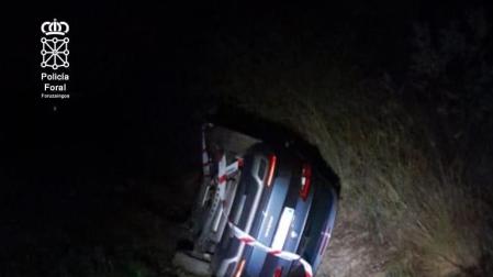 Coche accidentado tras una salida de vía en la  N-121 en Olite