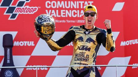 El piloto español de Moto 2, Augusto Fernandez, se ha proclamado campeón del mundo en el circuito Ricardo Tormo de Cheste