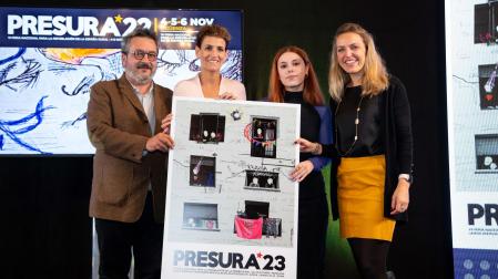 Presidenta Chivite con el cartel de la próxima edición de Presura, que se celebrará en Pamplona, junto al coordinador del Hueco, Joaquín Alcalde, la diseñadora del cartel, Laura Carmona, y la alcaldesa de Sigüenza, Mª Jesús Merin