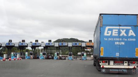 Un vehículo pesado se aproxima al peaje de Oiartzun-Irún, sentido Francia, en la AP-8.