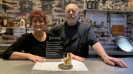 Marisol y Santi, del bar Nilo, muestran su pincho Paladar, con el que compiten el certamen txantreano