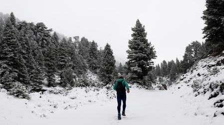 Un hombre corre por Belagua, que ha recibido ya la primera nevada