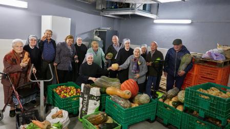 Religiosas y residentes de las Hermanitas de los Pobres, posando ayer por la tarde junto a los alimentos recogidos