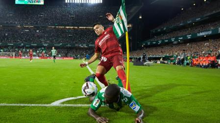 Sabaly y Acuña pelean por el balón