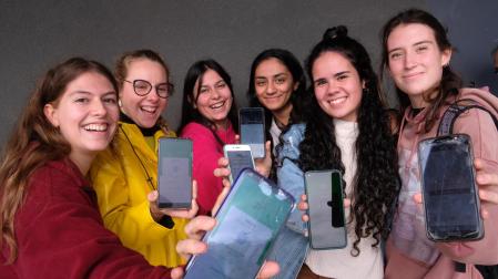 De izquierda a derecha, las estudiantes de 3º de Psicología de la UPNA: Eva Díaz de Cerio, Clarisa Giménez, Inés Fustero, Salma Nadir, Lucía Escanciano y Alba Sarasa