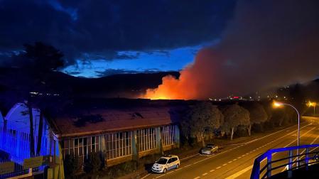 Un gran incendio en una nave industrial de Pontevedra ha obligado este domingo a cortar la N-550 a su paso por Ponte Sampaio