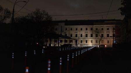 Una calle sin luz del centro de Kiev iluminada solo por los focos de un vehículo