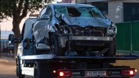 Vehículo involucrado en el atropello mortal de cuatro personas en Torrejón, este domingo a su llegada al cuartel de la Guardia Civil de Seseña