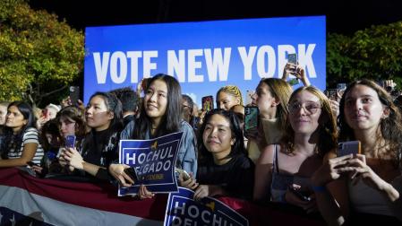 Estudiantes, en un acto electoral de Kathy Hochul, gobernadora de Nueva York