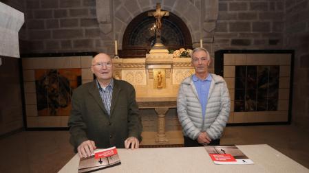José Mª Ábrego de Lacy y Román Galarraga Iñarra, en el columbario de la cripta del Castillo de Javier