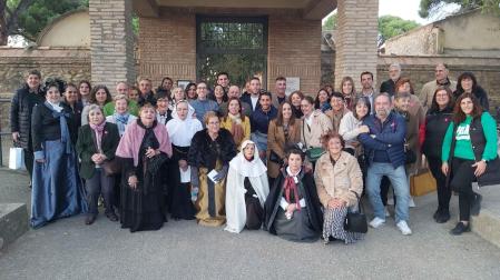 A: CEDIDA
F: 07/11/2022
P: PARTICIPANTES Y ACTORES EN LAS PUERTAS DEL CEMENTERIO
L: CORELLA
T: VISITAS AL CEMENTERIO