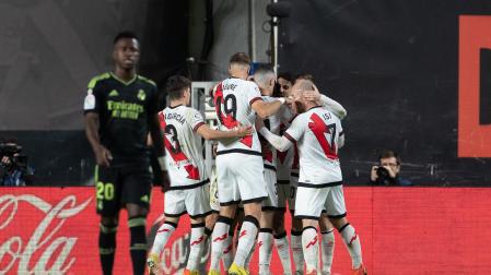 Los jugadores del Rayo celebran el gol anotado por Álvaro García