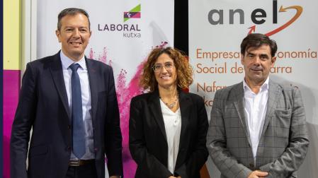 Eduardo Elizalde y Maitane Bueno, directores de zona de Laboral Kutxa, junto a Ignacio Ugalde, presidente de ANEL y de CEPES Navarra