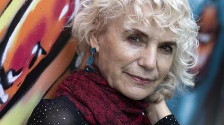 La autora Isabel Hualde presenta hoy su nuevo poemario, titulado 'Código deontológico'.