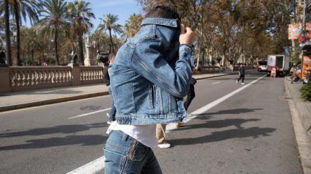 El guardia civil acusado llega a la Audiencia de Barcelona para escuchar la sentencia por publicar en Twitter un vídeo falso que atribuía a un menor inmigrante no acompañado la autoría de una agresión que en realidad había sucedido en China
