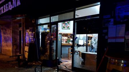 Desperfectos en el bar Ezpala tras el enfrentamiento entre ultras de Osasuna y Barcelona