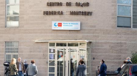 Un grupo de personas, a las puertas del Centro de Salud Federica Montseny del Servicio de Urgencias de Atención Primaria, en Madrid