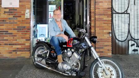 Luis Ortega Echeverría, en la puerta de su peluquería en Pío XII