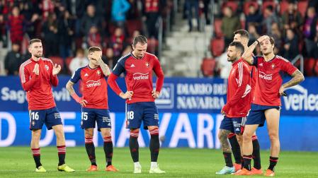 Tristeza en los rostros de los jugadores de Osasuna tras la derrota contra el Barcelona