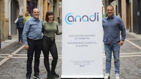Juantxo Remón, Cristina Azagra y Humberto Pérez de Leiva (presidente, trabajadora social y vicepresidente de ANADI), ayer en la sede