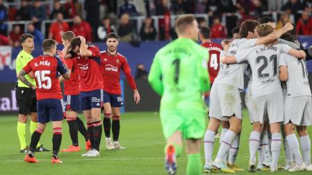 Los jugadores de Osasuna se lamentan mientras los del Barcelona celebran la victoria