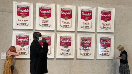 Dos activistas pintan y se pegan a los marcos de los cuadros de 'Campbell's Soup I' en Australia