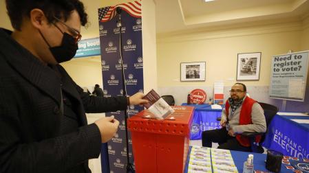 Un hombre vota en las elecciones legislativas de EEUU, en San Francisco