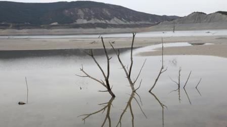 Embalses de Navarra como el de Yesa (en la imagen) frenan la caída en su reserva de agua