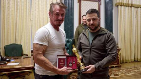 El actor Sean Penn, junto al presidente ucraniano, Volodímir  Zelenski, durante su último encuentro, en el que le entregó una de sus estatuíllas de los premios Oscar