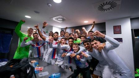 Foto que los jugadores del F.C. Barcelona se hicieron en el vestuario de El Sadar festejando la victoria