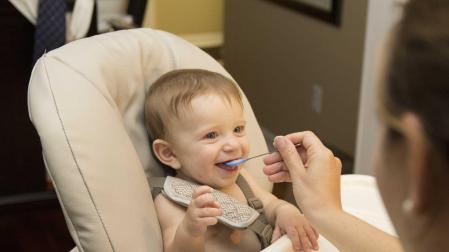 Un bebé comiendo