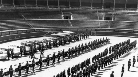 Agentes de la Policía Municipal posaron a modo castrense, en el coso de la Plaza de Toros.