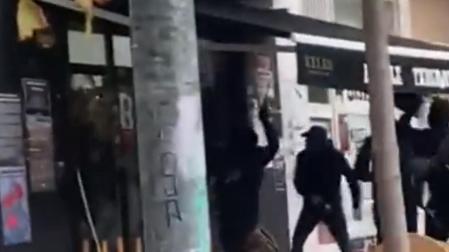 Momento en que los ultras destrozan el cristal de la Ezpala Taberna