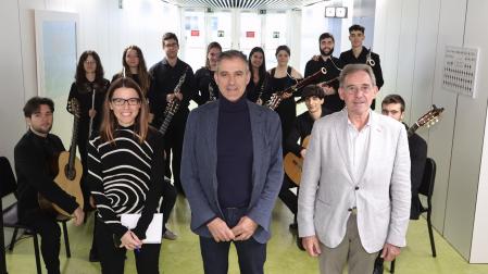 Ignacio Catalán (director de Enseñanzas Artísticas), Julio Escauriza (director del Conservatorio Superior de Música de Navarra), Clara Rico (jefa de Estudios del CSMN) y alumnado del CSMN encargado de poner música al acto de apertura
