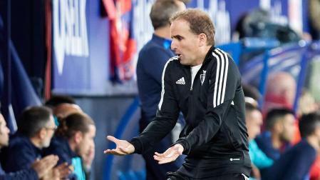 El entrenador de Osasuna, Jagoba Arrasate, desesperado durante el partido contra el Barcelona