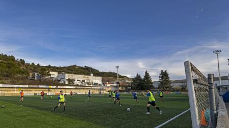 Entrenamiento de los equipos de fútbol base en el campo de fútbol de Merkatondoa