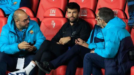 LA CALMA ANTES DEL NUMERITO. Gerard Piqué, sentado en el banquillo de El Sadar antes de que comenzara el encuentro