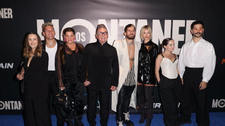 El cantautor venezolano-argentino Ricardo Montaner (4i); su esposa, la directora de cine y video Marlene Rodríguez Montaner (3i); sus tres hijos, Eva Luna (2d), Mau (4d) y Rick (2i), y sus respectivos cónyuges, posan durante la presentación de la serie