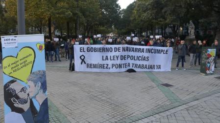 Policías forales protestan frente al Parlamento de Navarra, donde se celebra el debate del estado de la Comunidad, para exigir la dimisión de la presidenta María Chivite por el incumplimiento de la Ley de Policías