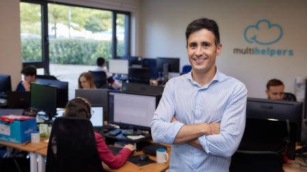 Adrián Miranda, fundador y directivo principal de Multihelpers, en sus oficinas