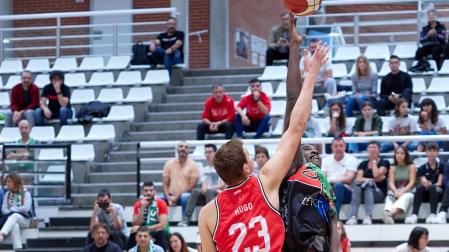 Hugo Jiménez disputa el saque inicial contra el Zornotza en la jornada 2, última derrota de los navarros
