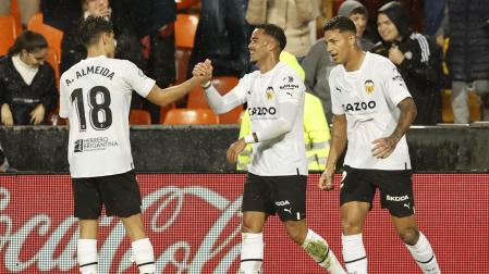 Kluivert celebra el gol con sus compañeros