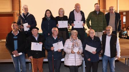 Foto de grupo de los homenajeados por los 25 años de la asociación de belenistas de Barañáin